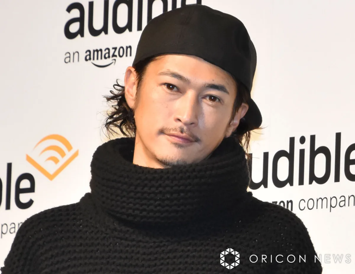 窪塚洋介、弟たちとのレアな兄弟3ショットに反響「わぁー！最高！」「かっこいい三兄弟 当たり前だけど似てる」　スーツ＆カジュアルコーデ着こなし雑誌で初共演