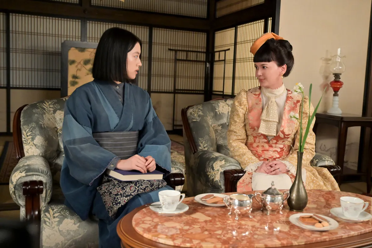 『風、薫る』直美は捨松に翻訳の相談をするため、大山家を訪れる　第24回場面カット