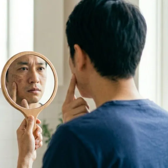 男女のシミに違いあり？ 「できると濃く根が深くなる」“男性のシミ対策”最前線