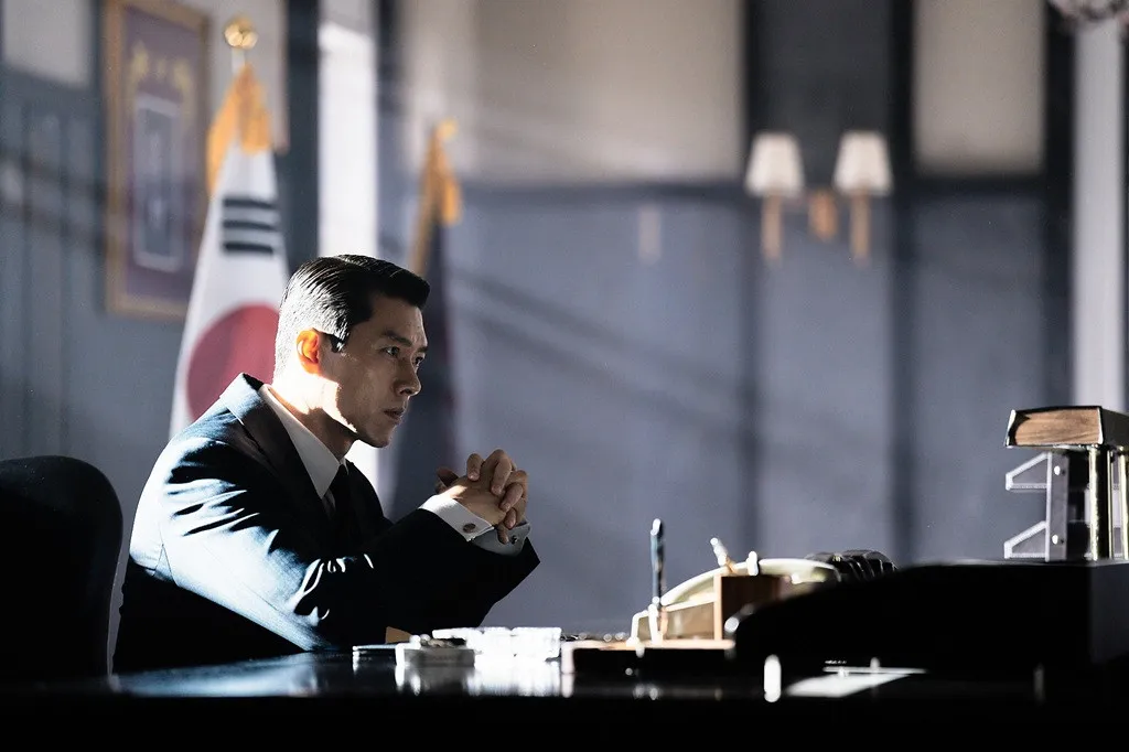 『メイド・イン・コリア』のシーズン2、ヒョンビン＆チョン・ウソンの新たなスチールカット公開　2026年下期、ディズニープラスで配信