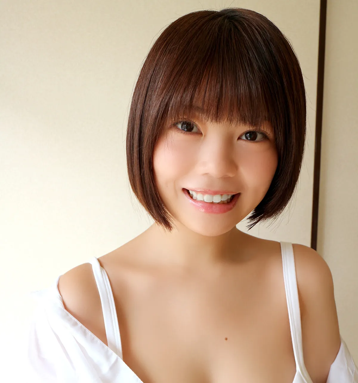 現役看護師グラドル・冴島なな、笑顔と迫力のボディを見せる【今月の一推しグラビアン】