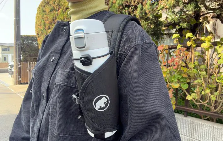 「リュックを下ろす必要がなくなる」　水筒をサッと取れる『マムート』の外づけホルダーが便利