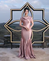 シン・ミナ、艶っぽいピンクドレス姿…モロッコ登場　ルイ・ヴィトンのハイジュエリー着用