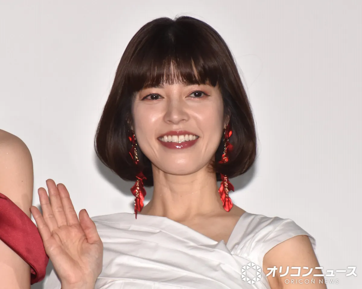 神田愛花、夫・日村勇紀の休養発表後初の公の場　声かけに笑顔　ハライチから伝えられた言葉「アン・ハサウェイに似ていますよね」