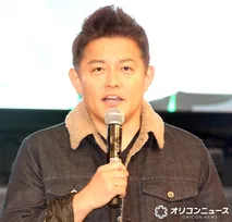 井戸田潤、息子のお食い初めで笑顔全開　妻・蜂谷晏海が“顔出し”家族4ショット公開「ちびバーグたちヤバかわいいですね！」「パパに似てるね」