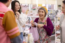 『コンビニ兄弟』川島佳子役に松金よね子　キャラクター紹介（19）