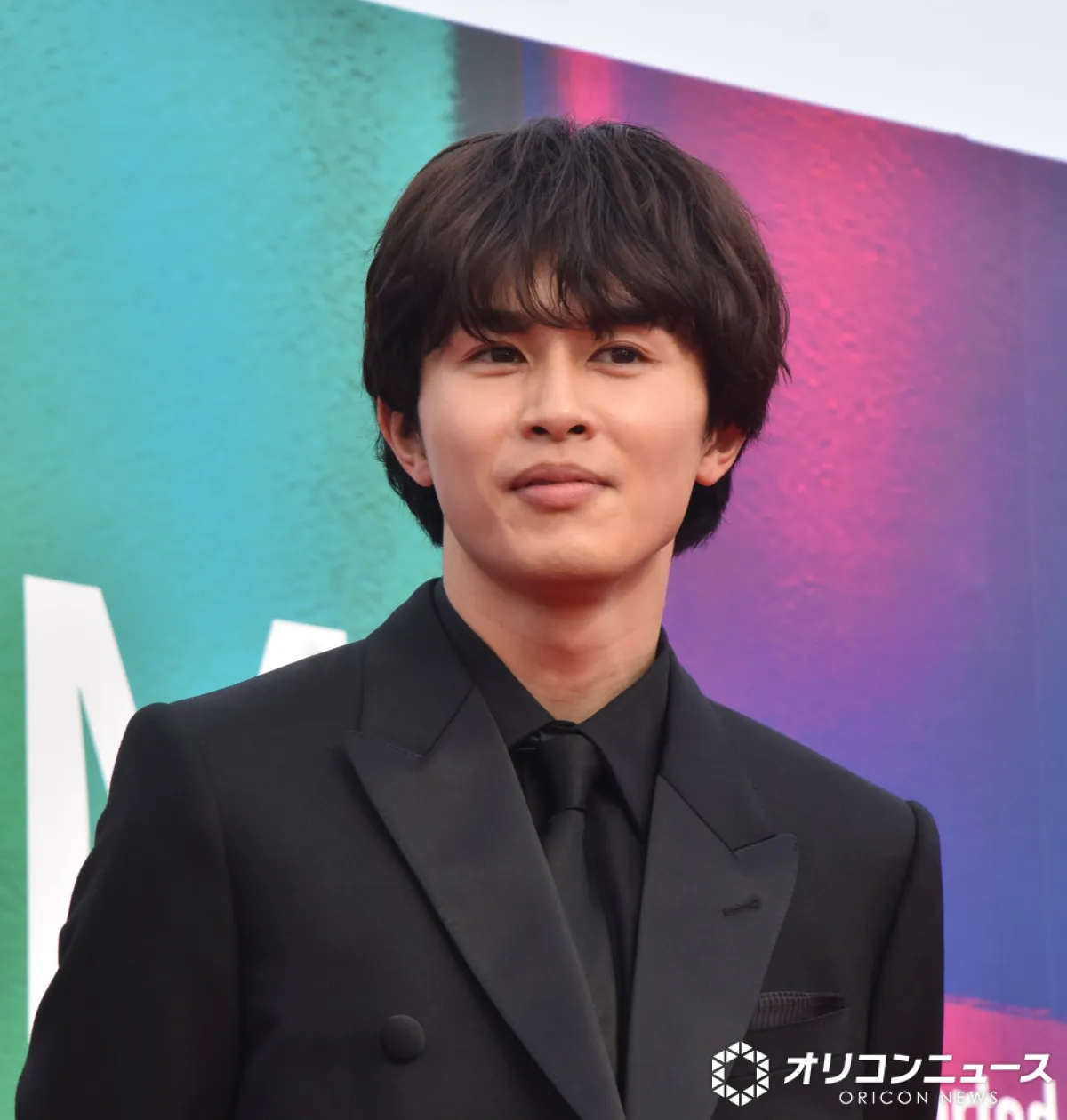 【横浜国際映画祭】超特急・草川拓弥、シックな黒スーツでレッドカーペット　竹中直人、根岸拓哉らと笑顔