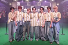Travis Japan、『けるとめる』サッカー応援ソング「On My Road」テレビ初パフォーマンス　新衣装＆ピッチに見立てた特設ステージで熱唱