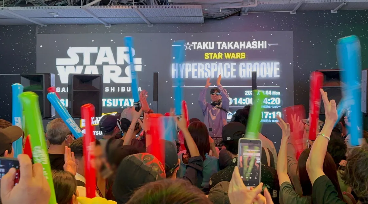 「スター・ウォーズの日」熱狂は続く　渋谷で大型展示＆コラボカフェで“青いミルク”など“銀河メシ”も