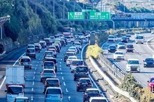 高速道路で渋滞中、「パパ！高速道路にヒトが歩いているよ」　首都高での実話を紹介