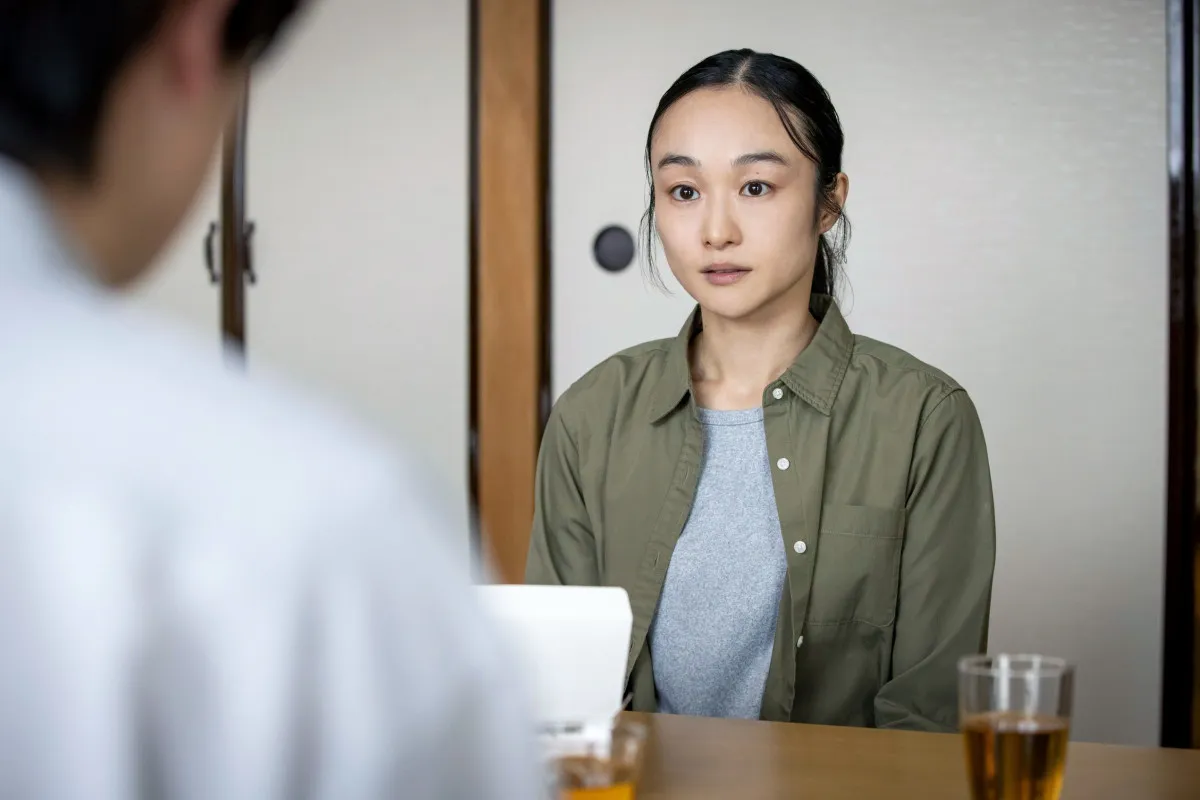 『LOVED ONE』小野ゆり子、過酷な状況に翻弄される母親に【コメントあり】