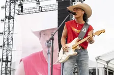 平井 大、強風中止を乗り越えビーチライブ開催「青い空しか見えない！」