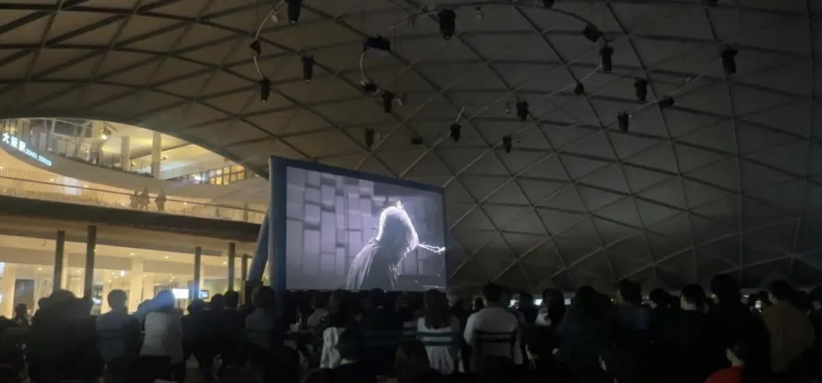 坂本龍一さん最後のピアノソロ作品『Opus』を大阪で野外上映　約7000人が来場