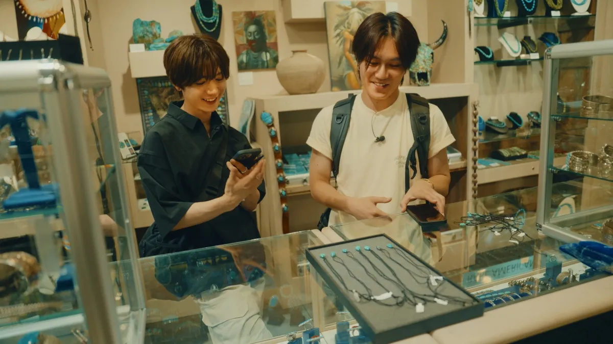 Travis Japan、“アメリカ旅”先行カット公開　“アメリカの宝石”でおそろいのアクセサリー選び＆極上のチルタイム