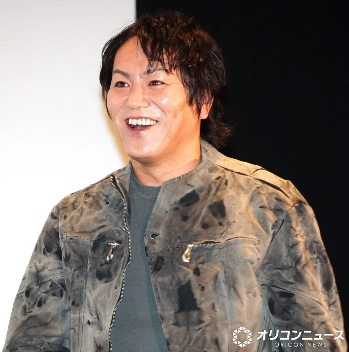 狩野英孝、“映画主人公”風の衣装で登場も「ちげえな」　『サイレントヒル』クイズにまさかの誤答