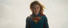 映画『スーパーガール』“等身大ヒーロー”の新場面写真解禁　クリプトとのツーショットも