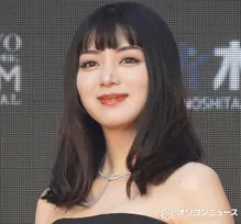 池田エライザ、USJ満喫コーデに反響「めっちゃ絵になる」「可愛すぎ」　購入グッズを使った着こなしも