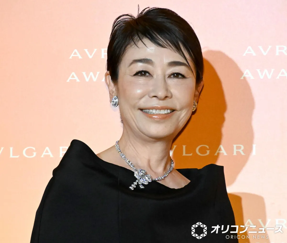 安藤優子、ユニクロ品でまとめた“オールネイビー”コーデに反響「着こなしが素晴らしい」「かっこいい」　“先生の日”のスタイリングを披露