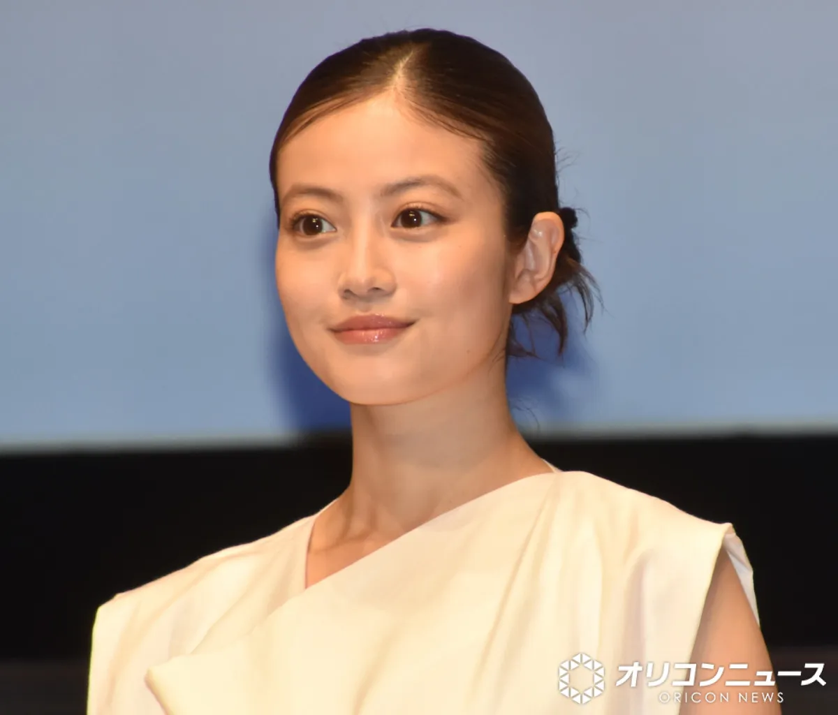 今田美桜、ホワイト衣装で晴れやかに　『アキュビュー』アンバサダー就任「目はチャームポイントと言っていただくことも多い」
