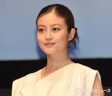 今田美桜、ホワイト衣装で晴れやかに　『アキュビュー』アンバサダー就任「目はチャームポイントと言っていただくことも多い」