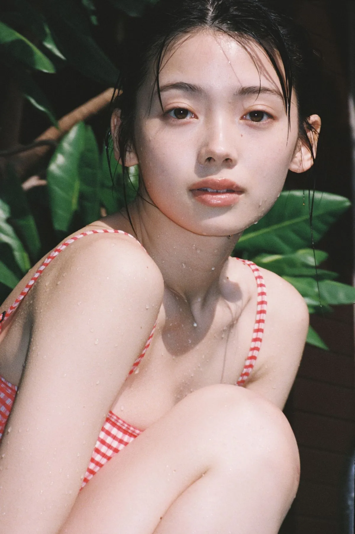 19歳の俳優・南琴奈、フレッシュなボディを披露　写真集を発売　水面に浮いたショットも披露