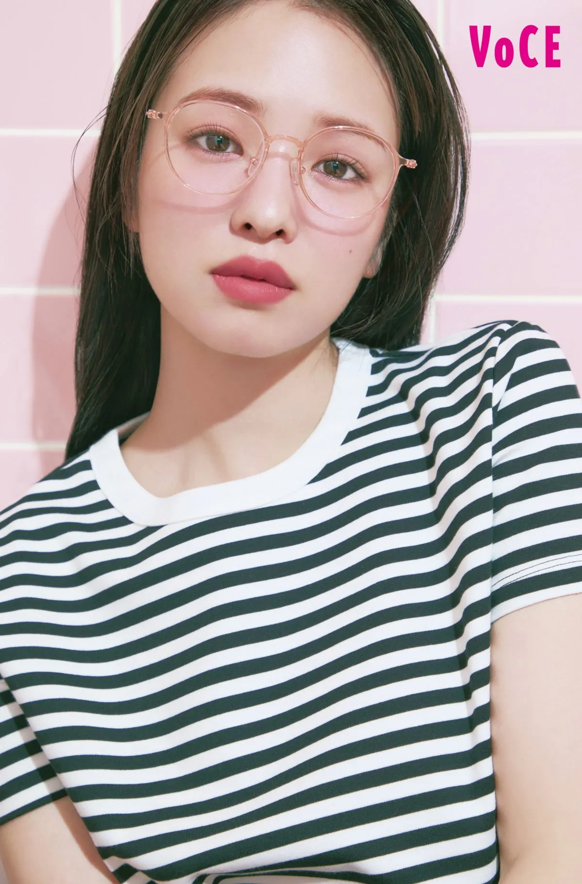 横田真悠、Tシャツ＆ふわじゅわリップの正解コーデ　『VOCE』巻頭メイク企画に登場