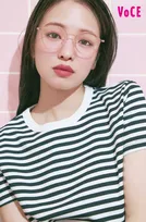 横田真悠、Tシャツ＆ふわじゅわリップの正解コーデ　『VOCE』巻頭メイク企画に登場