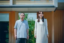 綾瀬はるか×大悟、「たまごっちやん」「ルンバやん」ヒューマノイドを迎える夫婦の対照的な姿が切ない　映画『箱の中の羊』本編映像