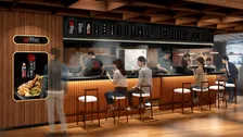 『サントリー黒烏龍茶』と油そばのコラボ店舗オープン　30秒間トッピング押し放題“無双食券機”で250万通りのマシマシ体験も