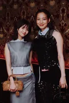 のん、齋藤飛鳥と”お腹チラ見せ”2ショット披露「やっとお会いできた」