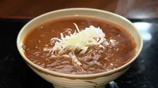 牛すじとろける「カレーそば」に舌つづみ　ドランク塚地「牛すじたちがふわっふわっふわっと入ってくる」