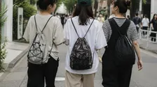 「ラフなのにおしゃれ見え」「街で持つ人増えてる？」　ナップサックが今またアリな理由