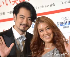 LiLiCo＆小田井涼平、“ラブラブ”バックハグの夫婦2ショットに反響「素敵なご夫婦」「幸せそうなお2人」「お似合いすぎる」
