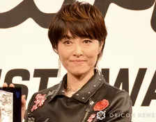 荻野目洋子、久々のミシンでリメイク　襟やポケットなど細部こだわりに「センスの塊」「いけてる」