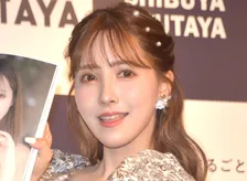 三上悠亜、チア人気投票で「1位をいただきました」　大胆タンクトップ姿で感謝記す