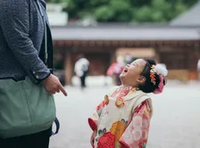 七五三の記念撮影、自由すぎる子どもにどう声をかける？　集合写真そっちのけで家族を笑顔にさせる女の子「みんなの眼差しが優しい」