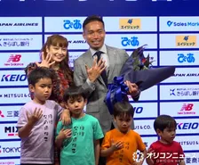 39歳・長友佑都、5大会連続W杯へ　妻・平愛梨＆子どもたちがサプライズ登場