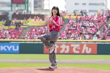 久保史緒里、東北楽天で始球式　“MyHERO”がキャッチャーに「届いてよかった」