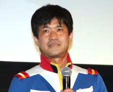 ガンダム芸人・若井おさむ、息子3人との家族ショット！ユニコーン立像を楽しむ「二男三男は初めて」