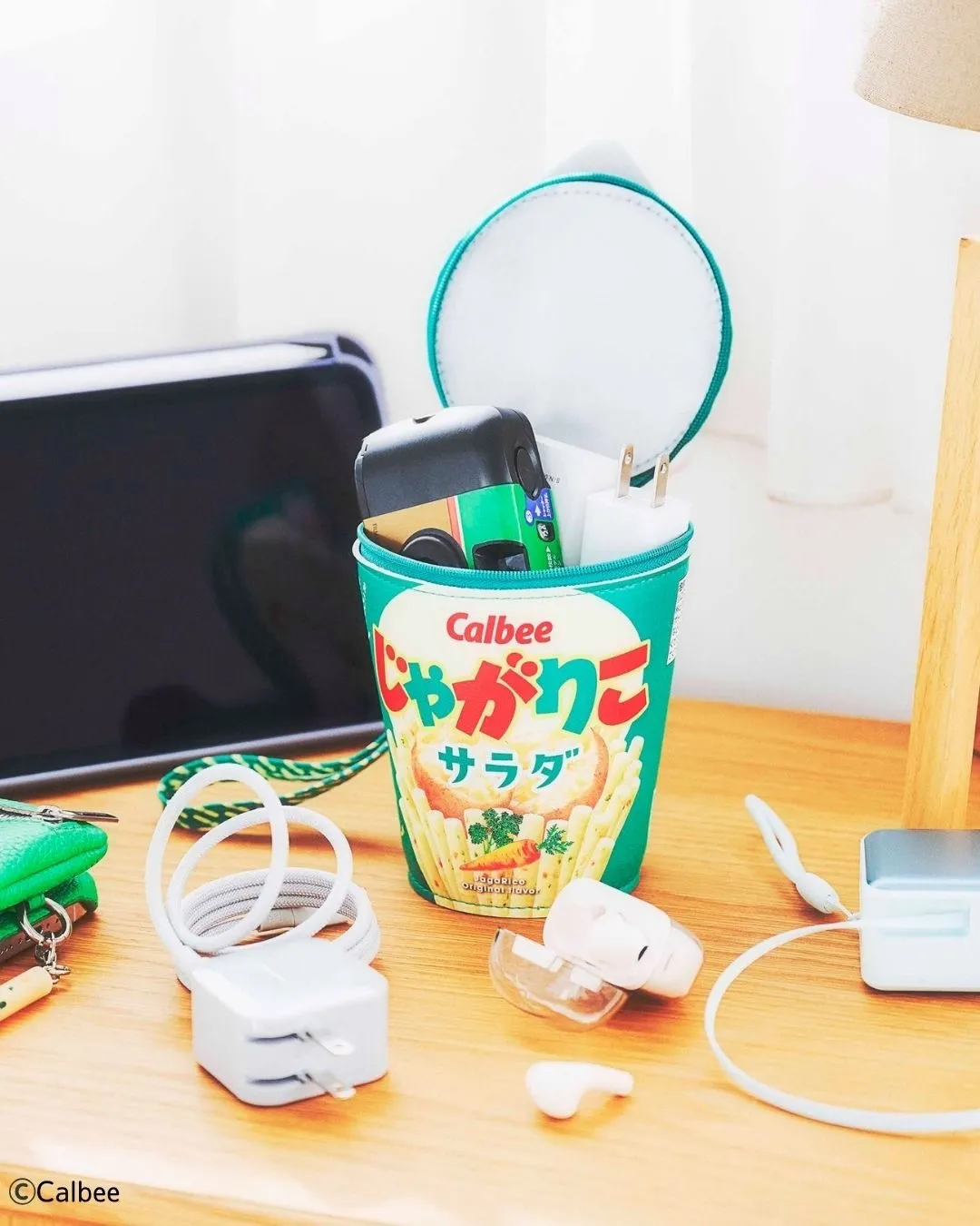 『じゃがりこ』がポーチに　サラダ味のパッケージを再現　レギュラーサイズがすっぽり収まる