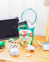 『じゃがりこ』がポーチに　サラダ味のパッケージを再現　レギュラーサイズがすっぽり収まる