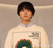 板垣李光人、印象的な“はらぺこあおむし”ニットを披露「ファッションという場で会えてうれしかった」