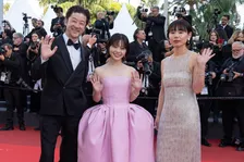 【カンヌ映画祭】岸井ゆきの、ルイ・ヴィトンのピンクドレスで魅了　浅野忠信＆岨手由貴子監督とレッドカーペット