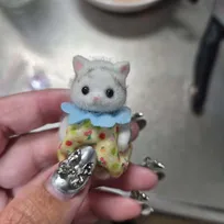 捨てるのは心が痛む、それならば… フリマアプリの”落書きシルバニア“巡るやりとりに称賛「こんなに心が和む投稿初めてかも」