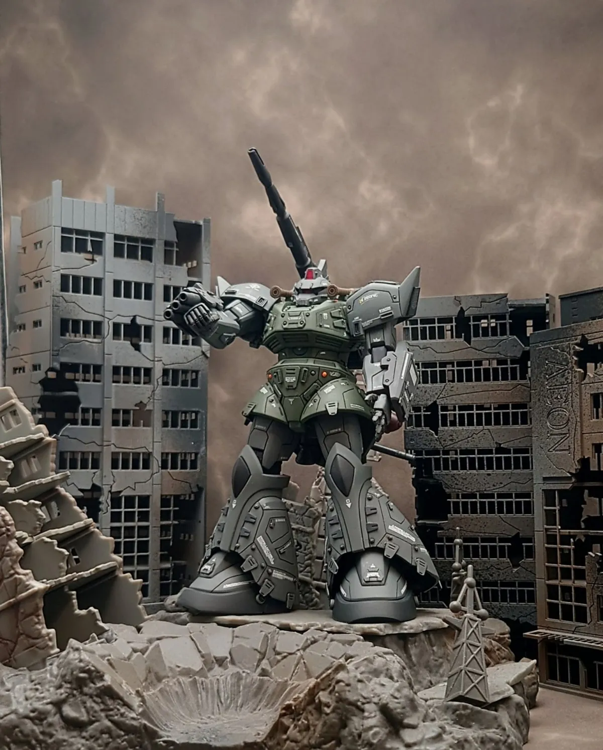 人気マガジン漫画家、センス抜群な『ガンプラ』制作で大反響「スジ彫りもすごい…！」