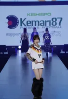 本田紗来、サッカードイツ代表ユニまといランウェイ　ヘルシーな美太もも披露【サツコレ2026SS】