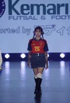 辻ちゃん長女・希空、サッカースペイン代表ユニまといランウェイ　ひときわ目を引く存在感放つ【サツコレ2026SS】