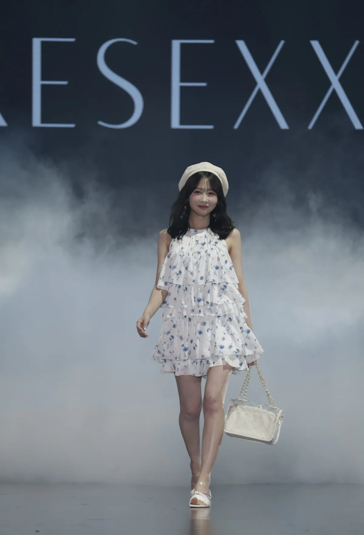 FRUITS ZIPPER櫻井優衣、花柄フリル衣装で美脚披露　軽やかステップのランウェイで会場釘付け【サツコレ2026SS】