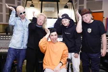 爆風スランプ、結成直後の未発表曲「ええじゃないか」を小島よしおとコラボリリース「感無量ピーヤです！」