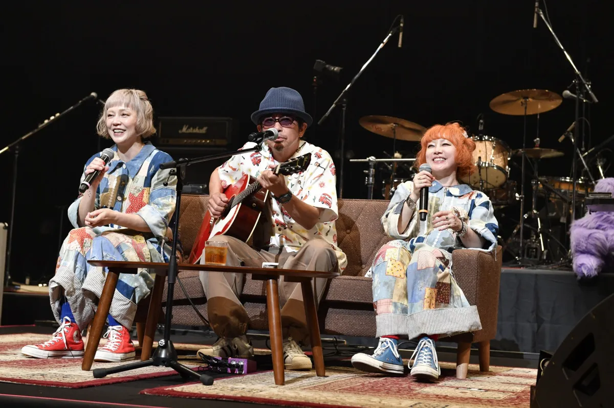 PUFFY、30周年記念日ライブに奥田民生がゲスト登場　3人によるレアなアコースティックセッションも